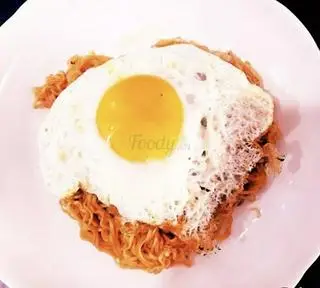 Hình ảnh mì trộn trứng ốp la 