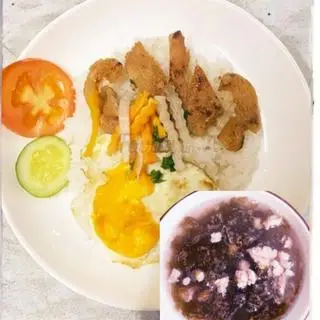 Hình ảnh cơm sườn nhỏ ốp la + canh rong biển thịt bằm 