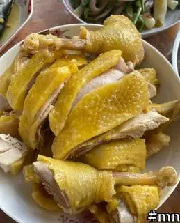 Hình ảnh Gà Luộc Nước Dừa nguyên con không đầu có trứng non bổ dưỡng