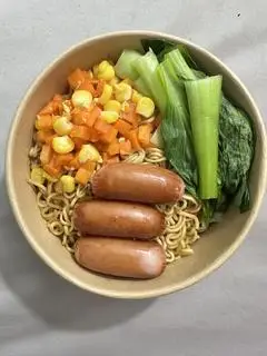 Hình ảnh Mì trộn indomie + xúc xích phô mai