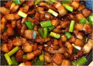 Hình ảnh Cơm trắng thịt rang cháy cạnh