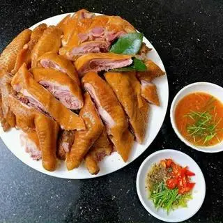 Hình ảnh gà hun khói hấp nóng - cả con