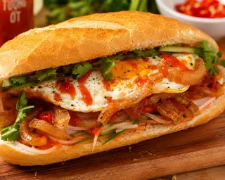Hình ảnh Bánh mì trứng ốp la 2 trứng + da heo 