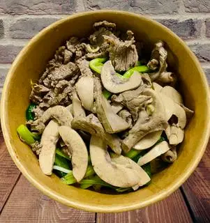 Hình ảnh Mì tim cật bò chua cay