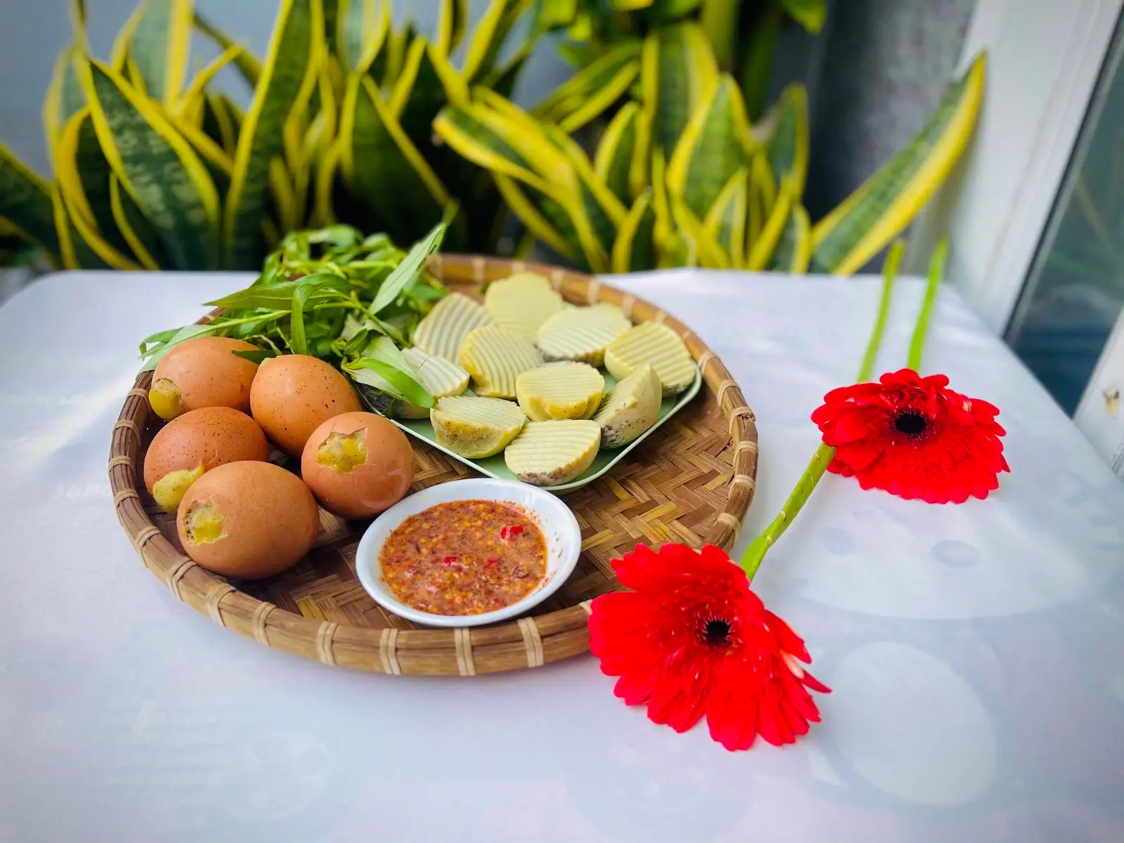 Hình ảnh 3 trứng gà nướng nguyên vỏ