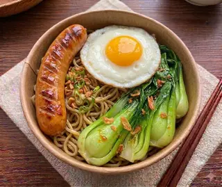 Hình ảnh Mì trộn trứng lòng đào - xúc xích