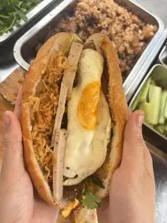 Hình ảnh Bánh mì đầy đủ siêu topping