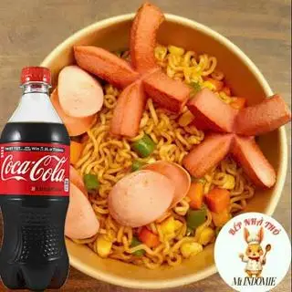 Hình ảnh Mì Trộn Xúc Xích Nhiều Mì + Coca