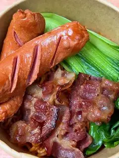 Hình ảnh Mì Trộn Xúc Xích - Thịt Xông Khói