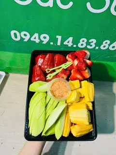 Hình ảnh KHAY MIX DÂU TÂY ROI XOÀI MÍT