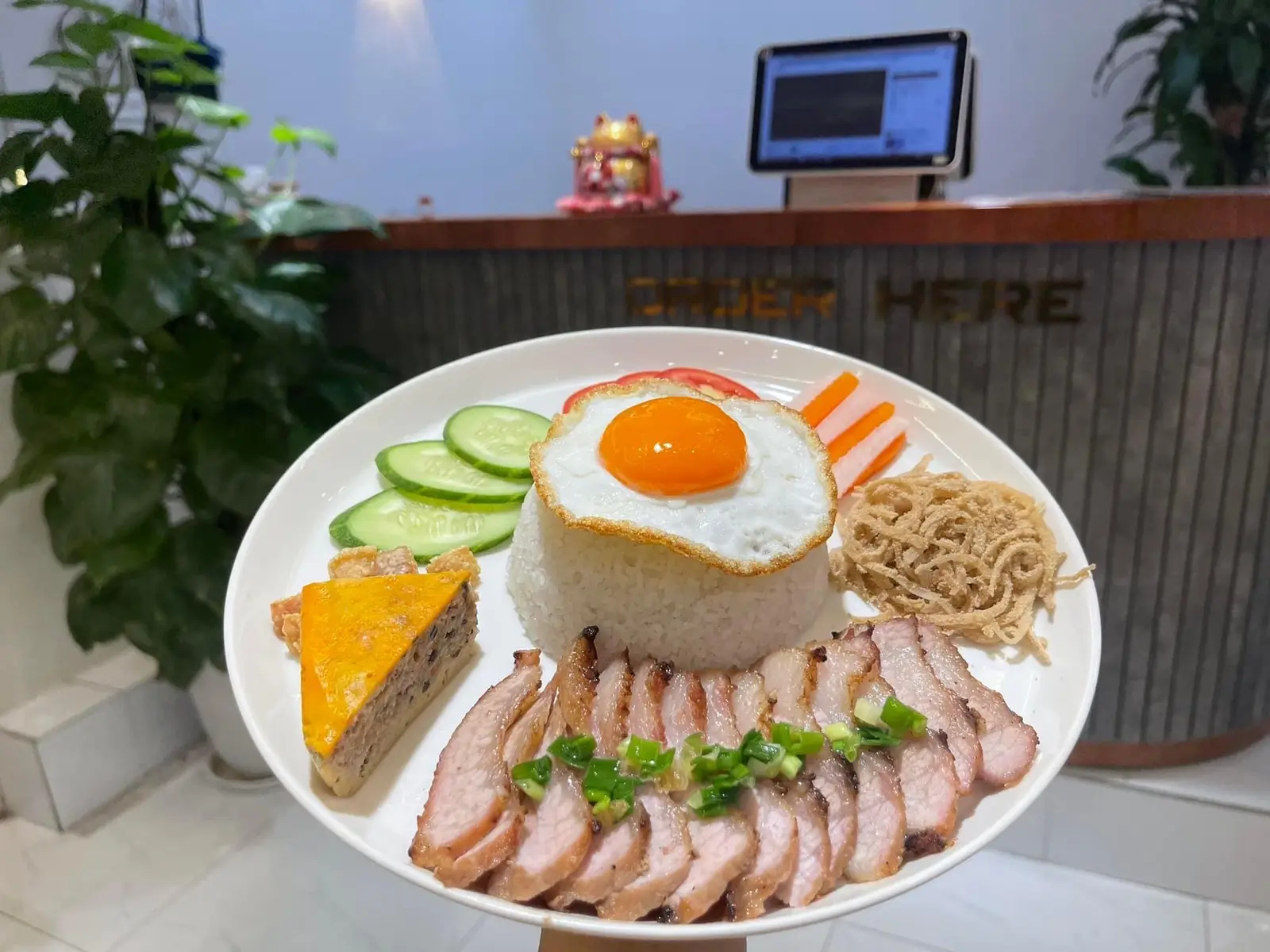 Hình ảnh Cơm Tấm Má Heo Bì Chả Ốp La
