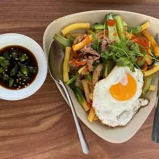 Hình ảnh Nui xào bò + trứng ốp la