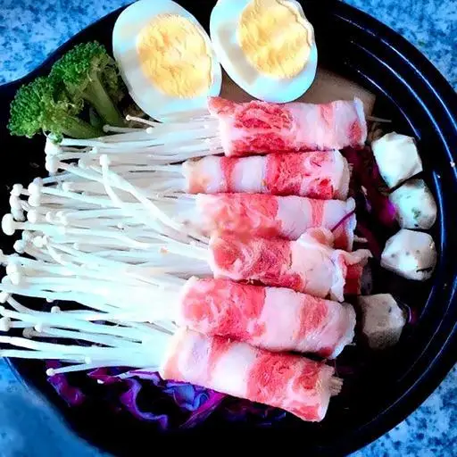 Hình ảnh Mì kim chi bò Mỹ cuộn nấm