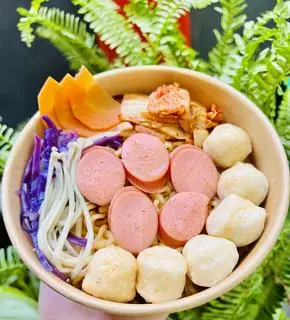 Hình ảnh Mì cay xúc xích cá viên