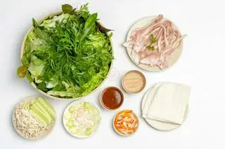 Hình ảnh Bánh tráng phơi sương tai heo cuốn rau rừng