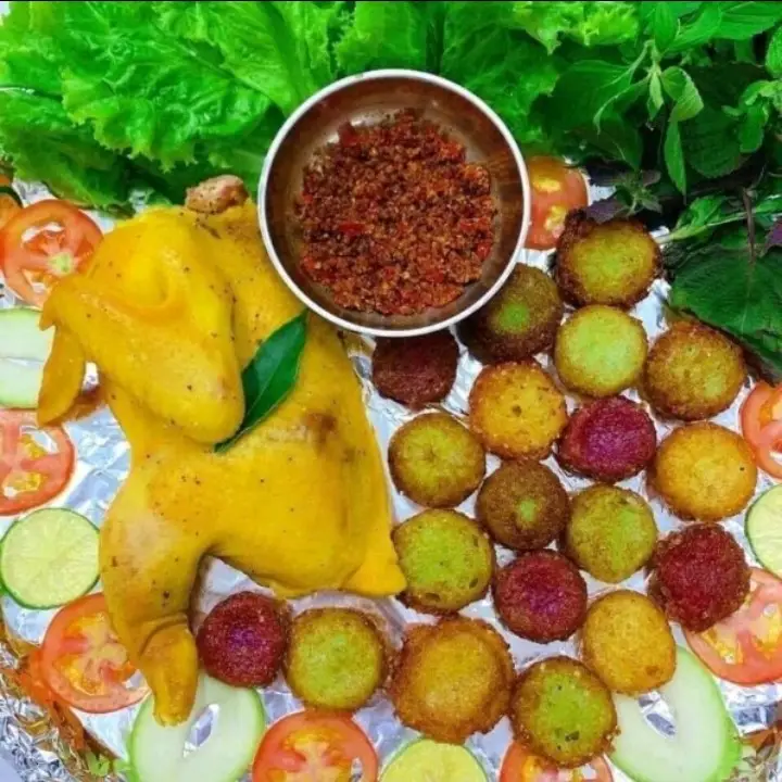 Hình ảnh ( COMBO ) 1/2 CON GÀ Ủ MUỐi HOA TIÊU CHẶT SẴN  + 5  Viên Xôi Chiên Phồng