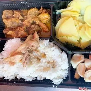 Hình ảnh Cơm gà và bò sốt vang