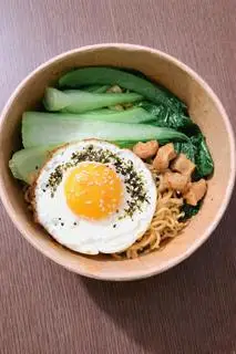 Hình ảnh Mì indo trộn - trứng ốp la - tóp mỡ giòn - rau cải