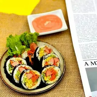 Hình ảnh Kimbap truyền thống xúc xích