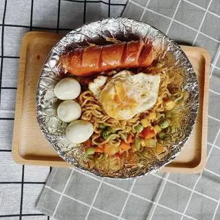 Hình ảnh Mì trộn xúc xích - trứng ốp - trứng cút