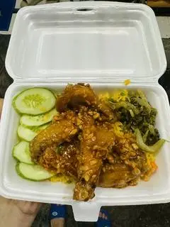 Hình ảnh Cơm Cánh gà mắn tỏi 