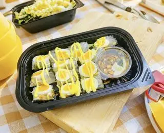 Hình ảnh Bánh Tráng Cuốn Trứng - Sốt Me