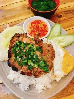 Hình ảnh Cơm tấm sườn nướng trứng ốp