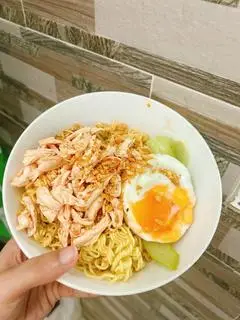 Hình ảnh Mì trộn gà xé