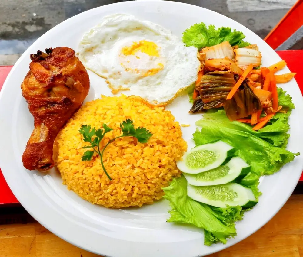 Hình ảnh Cơm Gà Xối Mỡ + Trứng Ốpla