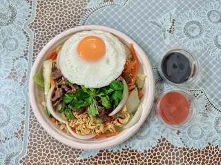 Hình ảnh Mì xào bò + trứng 