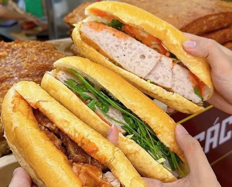 Hình ảnh Bánh Mì Pate Chả Nóng
