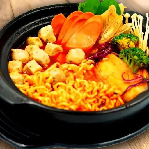 Hình ảnh Mì Lẩu thái xúc xích cá viên