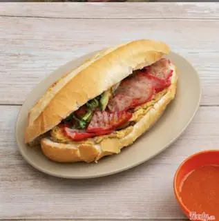 Hình ảnh bánh pate trứng xúc xích đỏ