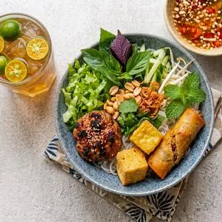 Hình ảnh Bún thịt nướng chả giò + trà tắc