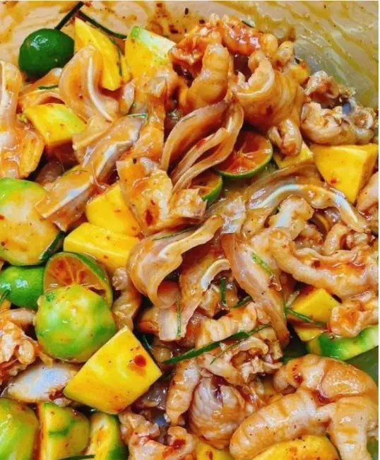 Hình ảnh Chân gà + Tai heo xốt Thái