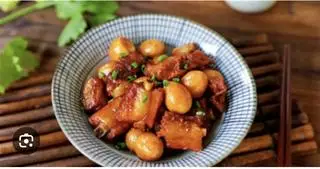 Hình ảnh Cơm sườn non kho trứng cút