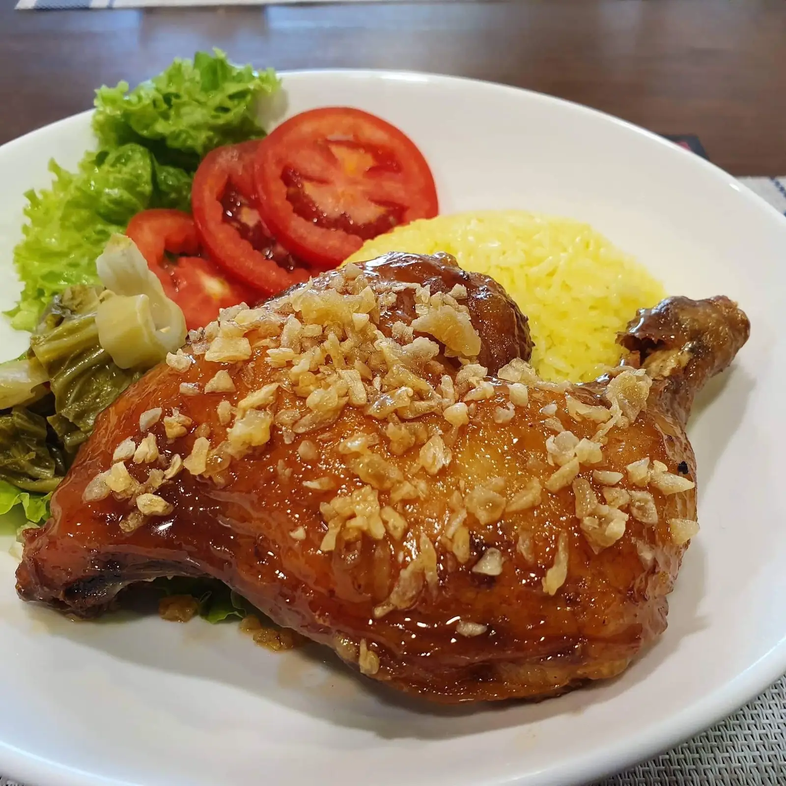 Hình ảnh Cơm gà xối mỡ - Sốt mắm tỏi