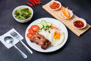 Hình ảnh Cơm sườn cọng ốp la 