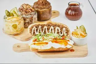 Hình ảnh Bánh Mì Pate Nướng Trứng