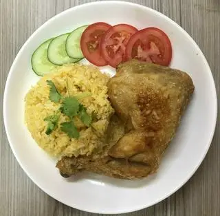 Hình ảnh Cơm gà xối mỡ 1 phần tư gà - canh