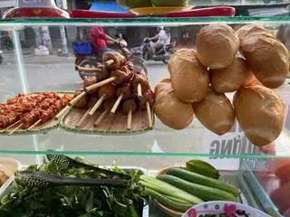 Hình ảnh combo bánh mì thịt xiên nướng và nước ngọt