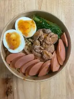 Hình ảnh Mì trộn bò - trứng - xúc xích