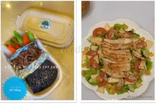 Hình ảnh Cơm lứt bò sốt tiêu đen+ salad ức gà sốt chanh dây