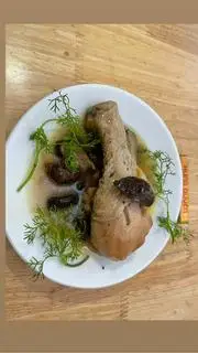 Hình ảnh Gà sốt nấm hương - 01 đùi tỏi
