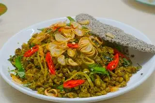 Hình ảnh Hến Xúc Bánh Tráng