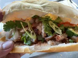 Hình ảnh Bánh mì heo quay