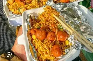 Hình ảnh Mì trộn thập cẩm (Xúc xích, cá viên) - Tặng kèm ly Coca