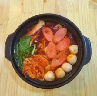 Hình ảnh Mỳ cay kim chi xúc xích bò viên