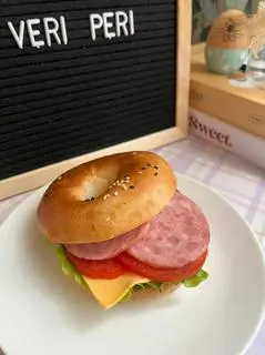 Hình ảnh Bagel xúc xích xông khói
