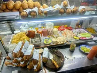 Hình ảnh bánh mì heo quay